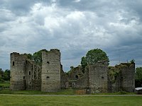 Le château vu en entrant sur le site (nord ouest)