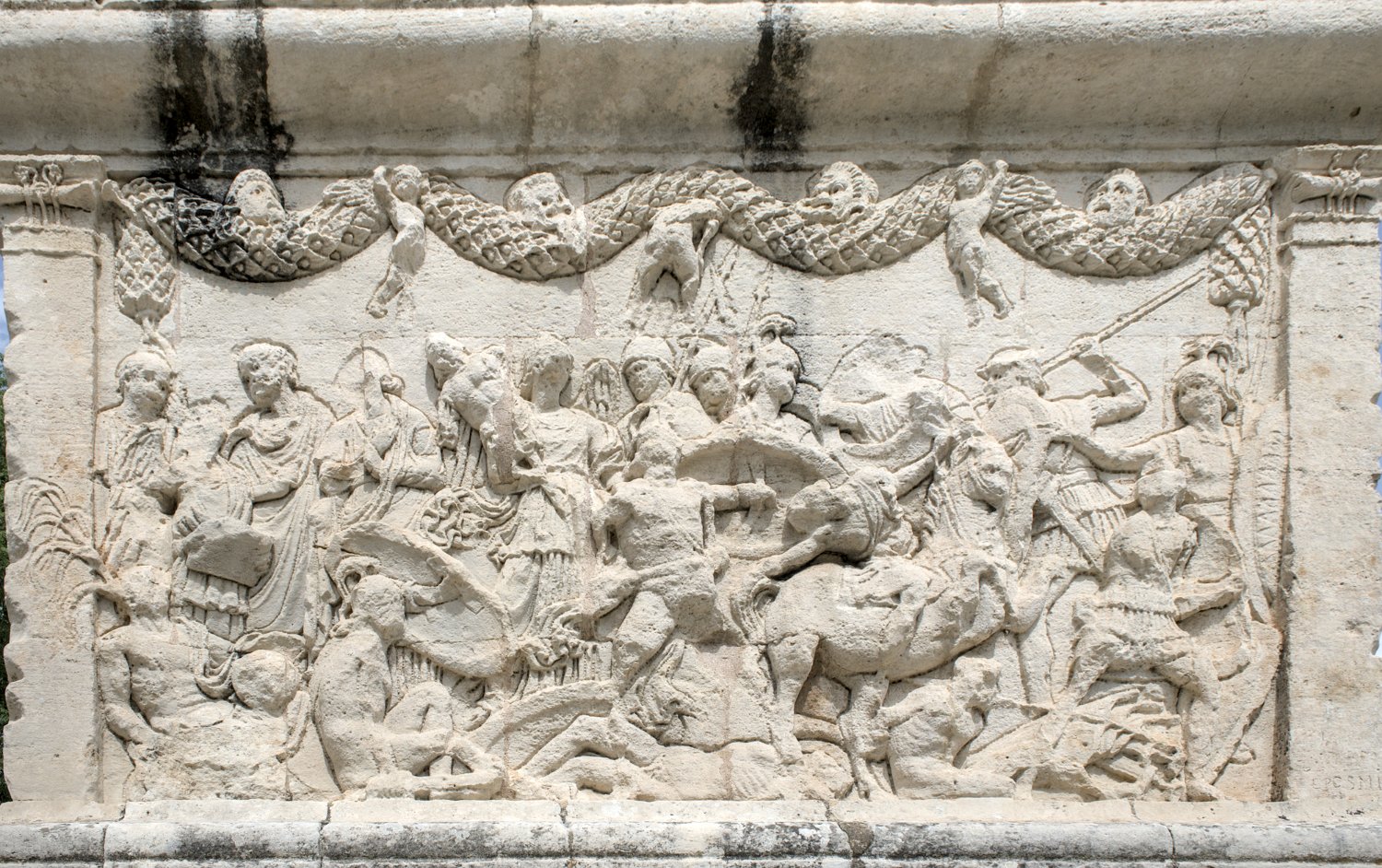 Bas relief sur le mausolée face Nord - Bataille entre Romains et Gaulois