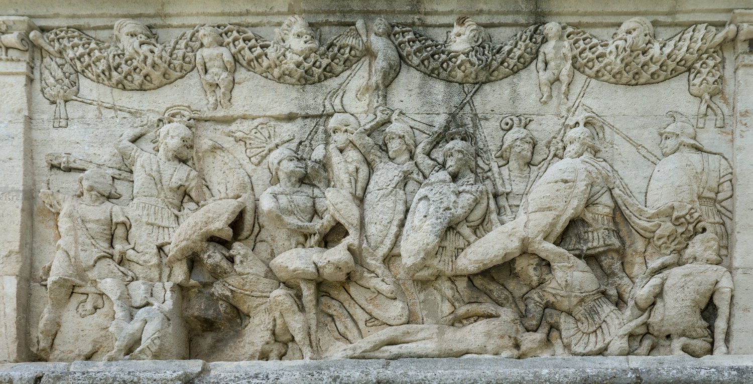Bas relief du Mausolée face Est - Combat pour récupérer le corps de Patoche lors de la guerre de Troie