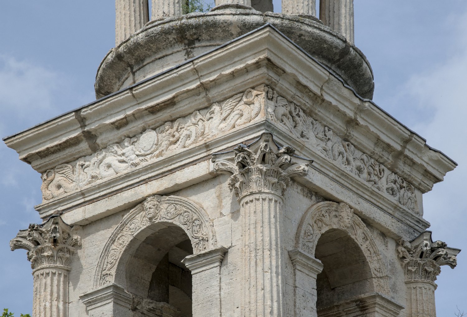 Détail du haut du mausolée et colonnes corinthienne