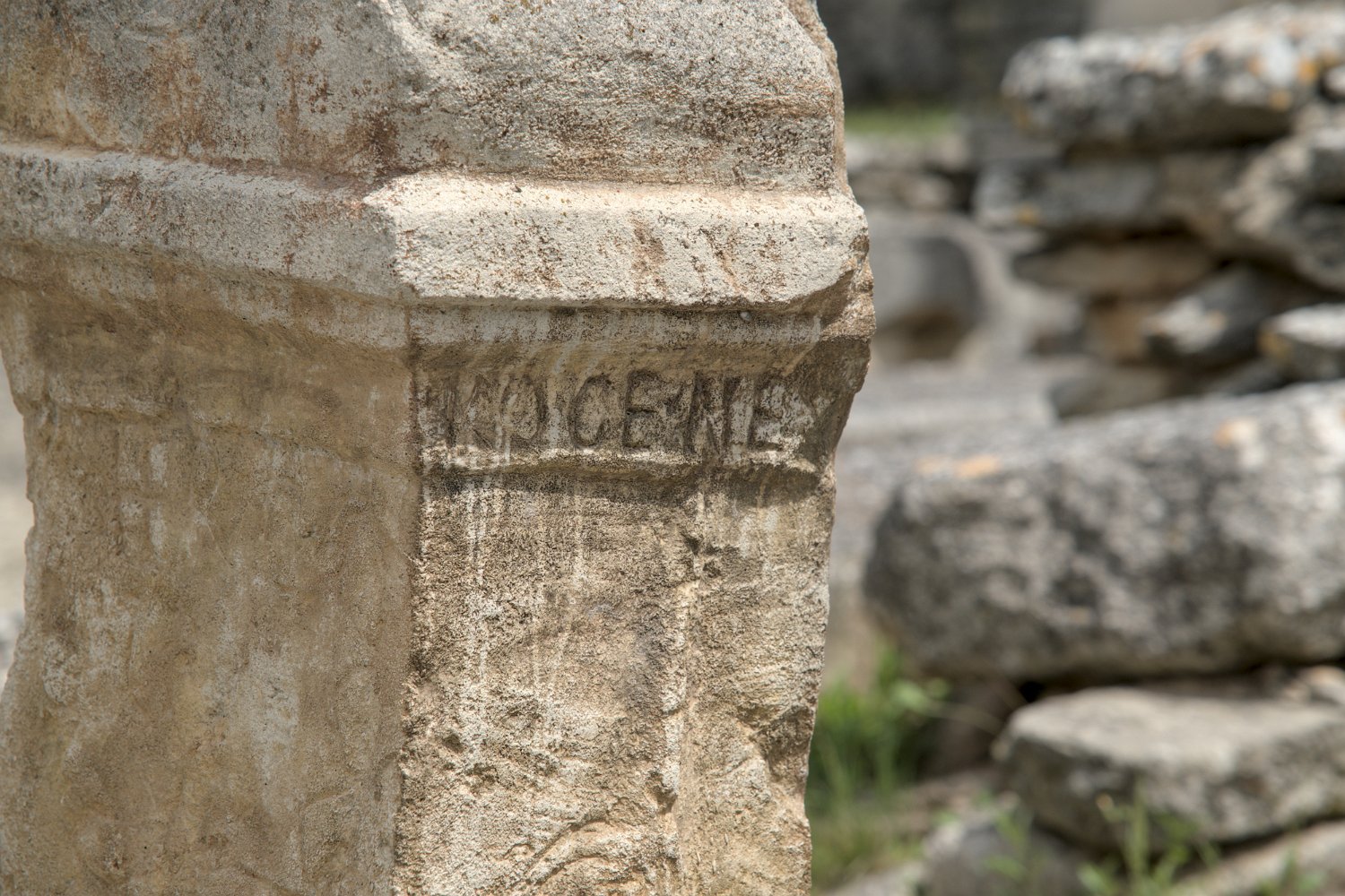 Vestige d'autel funéraire portant l'inscription INOCENE (innocent)
