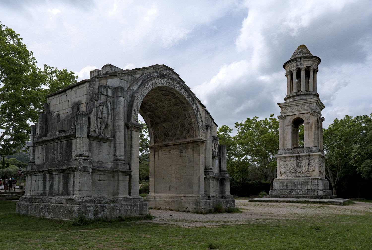 Les Antiques à l'entrée du site de Glanum