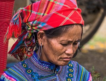  Femme Hmong Bleu