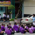 DSC 1660  Des écolier dans la cour d&#39;une école à l&#39;entrée de Chinatown